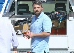 Vừa tái hợp vợ, Ben Affleck lại bất ngờ tháo nhẫn cưới