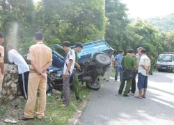 Xe ba gác lao vào vách đá, 15 người "bay" xuống vực