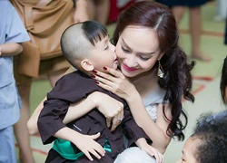 Á hậu Kim Duyên đi chơi trung thu cùng trẻ em nghèo