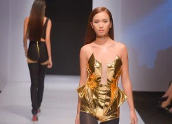 Ái Phương lạnh lùng sải bước trên sàn catwalk