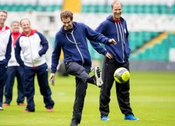 Andy Murray thử tài sút bóng trúng xà