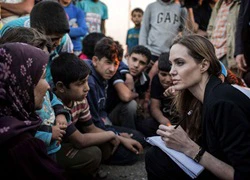 Angelina bị đồn muốn nhận nuôi 3 anh em mồ côi ở Syria