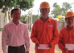 Biểu dương 2 công nhân không nhận hối lộ