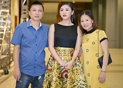 Bố mẹ Văn Mai Hương trẻ trung đến cổ vũ con gái