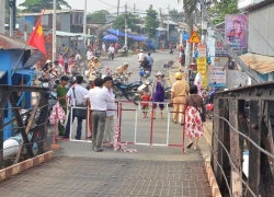 Cầu bị phong tỏa, người dân lúng túng tìm đường về nhà