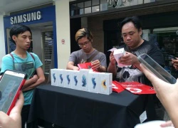 'Chợ đen' ngay ngoài cửa hàng bán iPhone 6s tại Singapore