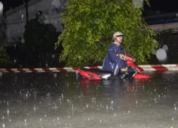 Cơn mưa &#8220;nhấn chìm&#8221; TPHCM lớn nhất 10 năm nay