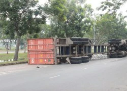 Container lật ngang, "chổng vó" giữa đường