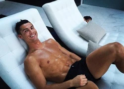 Cris Ronaldo hí hửng khoe body đẹp như mơ