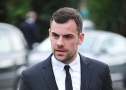 Darron Gibson hầu tòa