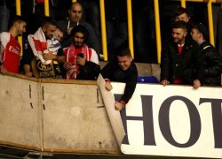 Fan Arsenal gây rối trên sân White Hart Lane