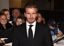 Fan nữ mê mẩn vì vẻ điển trai của Becks tại Britain Awards