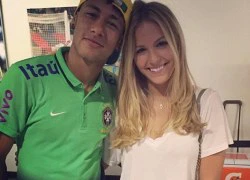 Fan tóc vàng xinh như mộng lao vào hôn Neymar