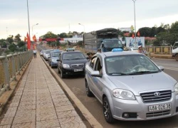 Hàng chục xe taxi "dàn hàng" trên cầu... xem tai nạn