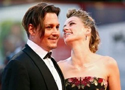 Johnny Depp &#8220;đơ như tượng&#8221; bên vợ trẻ sau tin đồn rạn nứt