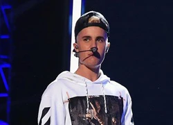 Justin Bieber &#8220;mất điểm&#8221; vì lạnh lùng tới mức khiến fan phát khóc