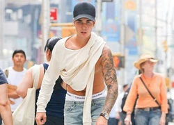 Justin Bieber nửa mặc áo nửa cởi trần, lộ bụng mỡ trên phố