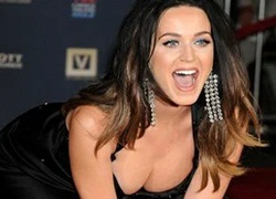 Katy Perry suýt khoe trọn vòng 1 vì quỳ trên thảm đỏ