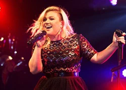 Kelly Clarkson hủy show vì sợ mất giọng