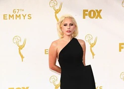 Lady Gaga dịu dàng bất ngờ trên thảm đỏ Emmy Awards