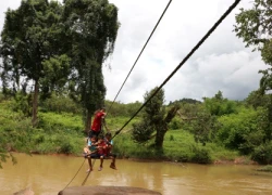 Làng đu dây qua suối: Di dân đi nơi khác