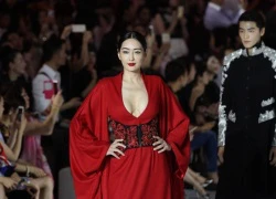 'Lý Mạc Sầu' Mạnh Quảng Mỹ catwalk với váy khoét cổ rộng