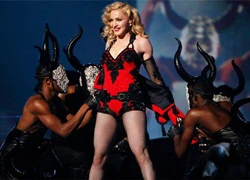 Madonna bắt vũ công hôn chân vì đến muộn