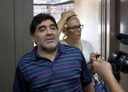 Maradona bỏ bồ trẻ, cặp gái lạ