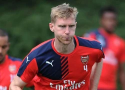 Mertesacker thoát hiểm trong tai nạn xe hơi