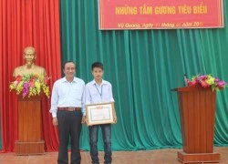 Nam sinh lớp 11 lao xuống dòng lũ cứu thầy cô được tuyên dương