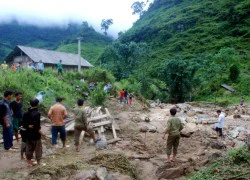 Người mẹ đang mang thai cùng 2 con nhỏ bị lũ cuốn mất tích