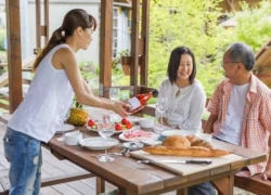 "Nhà bác chỉ có con gái, không có con dâu cháu nhé"