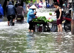 Nhiều tuyến phố Hải Phòng biến thành sông sau mưa lớn