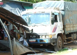 Ôtô cán 3 xe máy, đâm sập mái hiên hai căn nhà