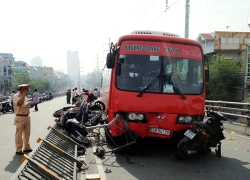 Ôtô tông hàng loạt xe máy trên cầu vượt, nhiều người bị thương