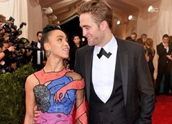 Pattinson và bạn gái hoãn cưới vô thời hạn