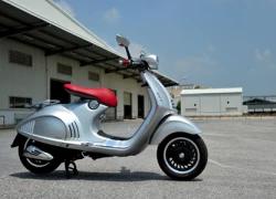 Phóng viên Việt Nam chạy thử Vespa 946