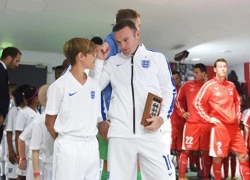 Rooney lập kỷ lục, con trai Beckham cũng có quà