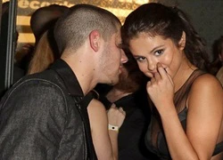 Selena Gomez thân mật với bạn trai cũ, Justin Bieber dính son môi trên má