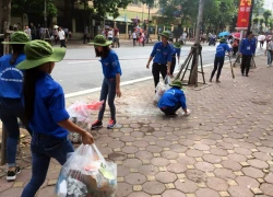 Sinh viên tình nguyện nhặt rác sau lễ diễu binh