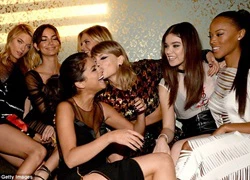 Taylor Swift hôn Selena Gomez trong tiệc mừng chiến thắng