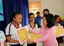 Tổ chức Đông Tây Hội Ngộ trao học bổng cho tân sinh viên nghèo