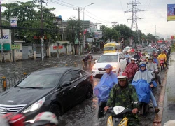 TP.HCM: Lội nước ngang đùi, chật vật tìm đường về nhà