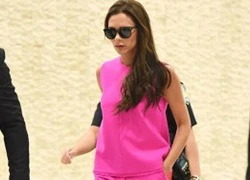 Victoria Beckham nổi bật với &#8220;cây&#8221; hồng tại sân bay