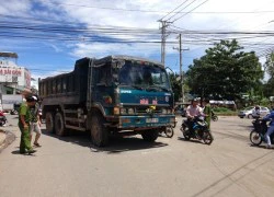 Xe ben cán nát chân nữ sinh viên về thăm nhà