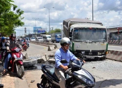 Xe chở hàng chục tấn đá "đại náo" quốc lộ