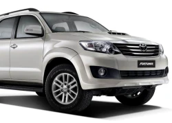 Xe Toyota Fortuner 2014 bị kẹt một cửa phụ