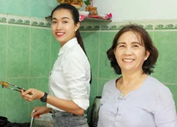 Á hậu Lệ Hằng phụ mẹ nấu cơm