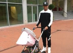 Anthony Martial tất bật về nhà chăm con, 'cơm nhà, má vợ'