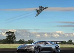 Aston Martin Vulcan mặt đất diện kiến Avro Vulcan trên trời